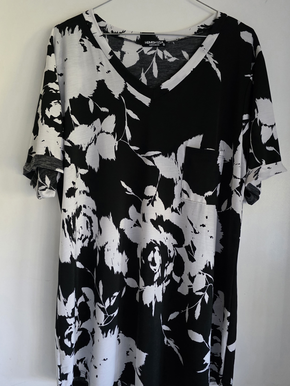 Hemish USA Black & White Floral V-Neck Tunic 2xl